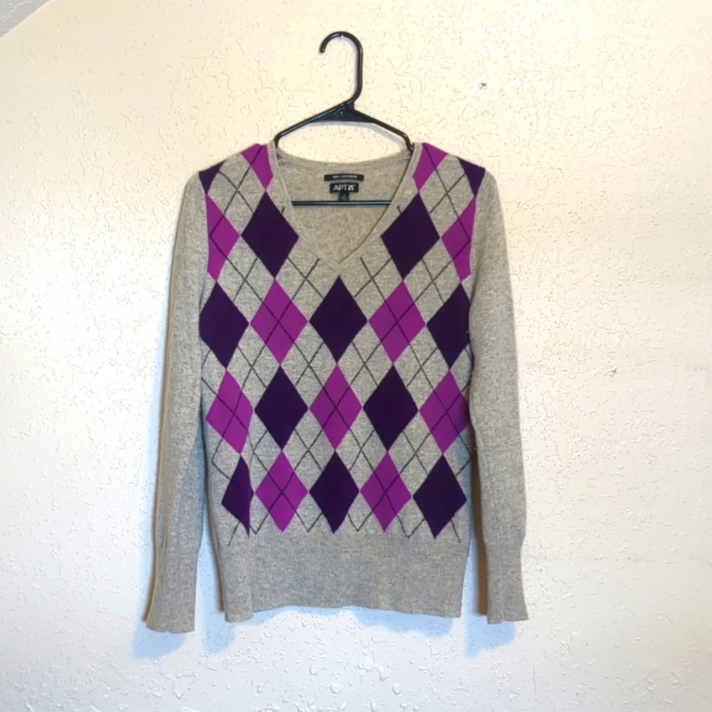 Apt.9 grey argyle sweater 100% cashmere v neck. Large gray purple